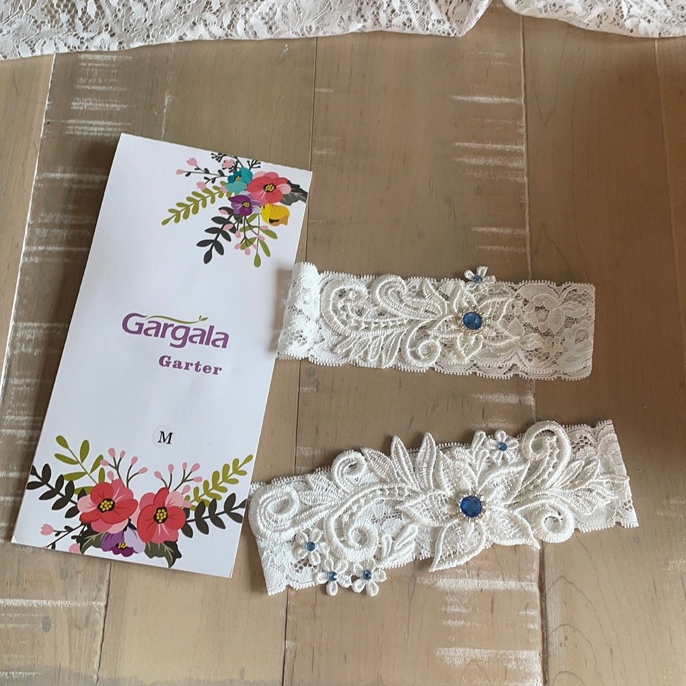 Garter set with toss garter
